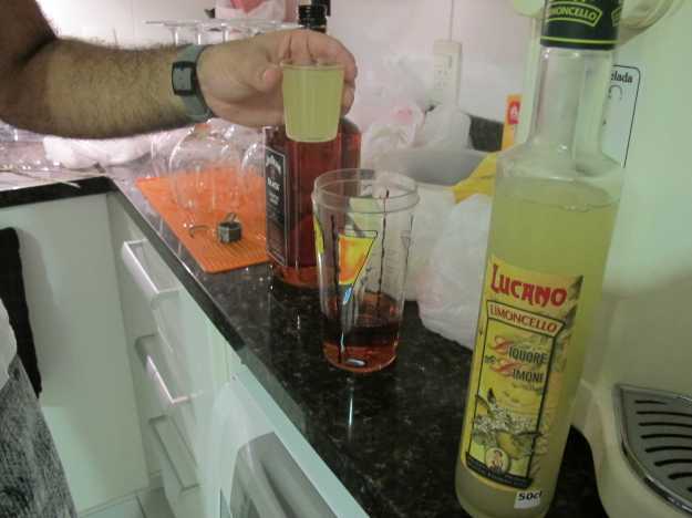 O destilado italiano de limão estava bem gelado e traz dose de acidez.. Puro já é uma beleza!