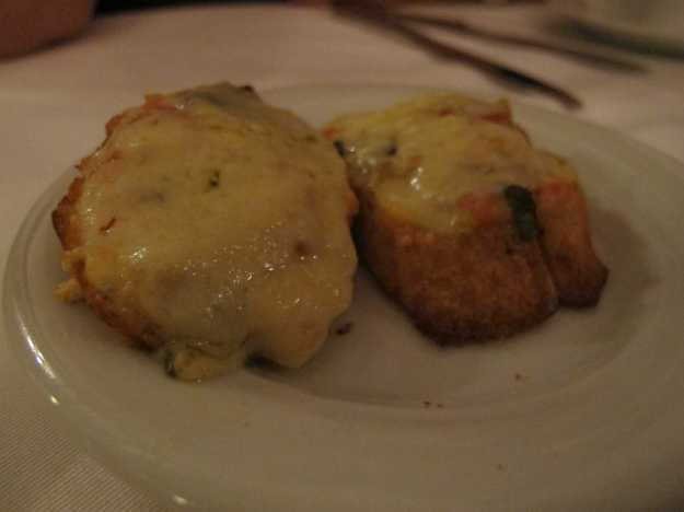 De queijo, tomate e manjericão, a bruschetta se destaca mais pelo pão do que pelo recheio em si..