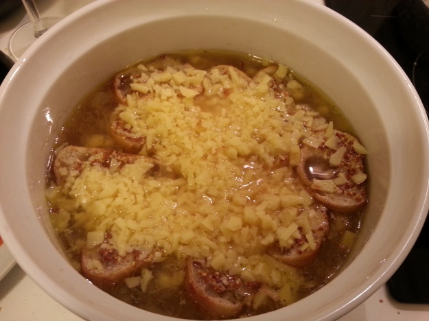 Cubra as torradas e a sopa com queijo ralado e leve ao forno alto para gratinar..